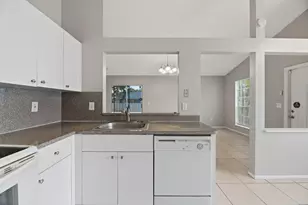 8666 SW 14th St, Pembroke Pines, FL 33025 - Photo 10