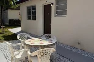 126 SE 10th St, Hallandale Beach, FL 33009 - Photo 2