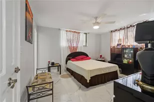 9611 N Hollybrook Lake Dr, Pembroke Pines, FL 33025 - Photo 14