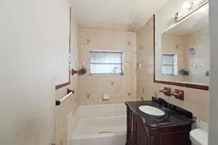 4925 E 9th Ct, Hialeah, FL 33013 - Photo 10