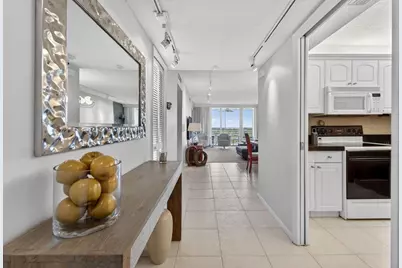 575 Oaks Lane #1002, Pompano Beach, FL 33069 - Photo 2