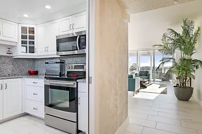 575 Oaks Lane #703, Pompano Beach, FL 33069 - Photo 4