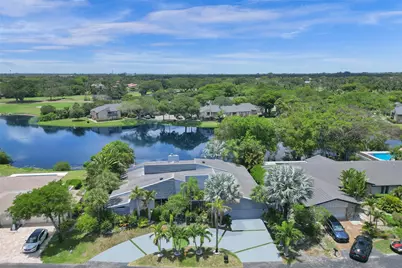 349 Jacaranda Drive, Plantation, FL 33324 - Photo 2