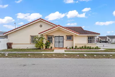 2597 W 73rd Place, Hialeah, FL 33016 - Photo 2
