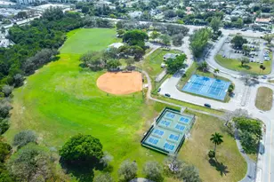 2515 NE 207th St, Miami, FL 33180 - Photo 2