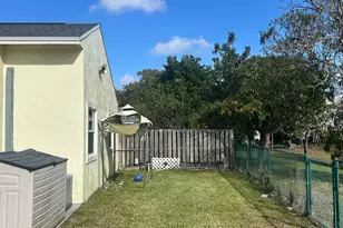 1281 SW 85th Ave, Hollywood, FL 33025 - Photo 8