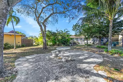 235 Briarwood Circle #2-12A, Hollywood, FL 33024 - Photo 28