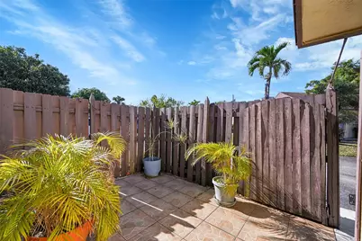 235 Briarwood Circle #2-12A, Hollywood, FL 33024 - Photo 4