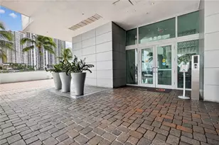 325 S Biscayne Blvd, Miami, FL 33131 - Photo 2