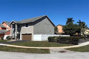 9711 SW 13th St, Pembroke Pines, FL 33025 - Photo 2