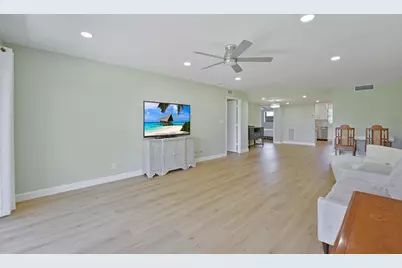 801 Lake Shore Drive #112, Lake Park, FL 33403 - Photo 4