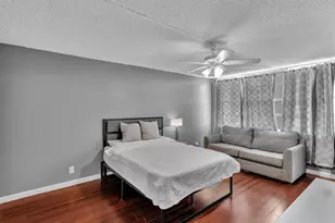 137 Golden Isles Dr, Hallandale Beach, FL 33009 - Photo 22