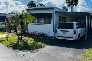 415 Gardenia Ct, Deerfield Beach, FL 33442 - Photo 2