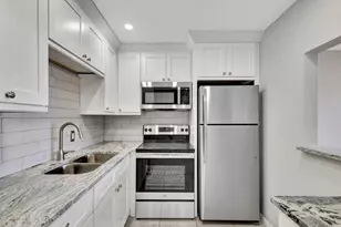 27 Camden B, West Palm Beach, FL 33417 - Photo 2