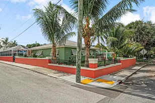 532 N Palmway, Lake Worth Beach, FL 33460 - Photo 2