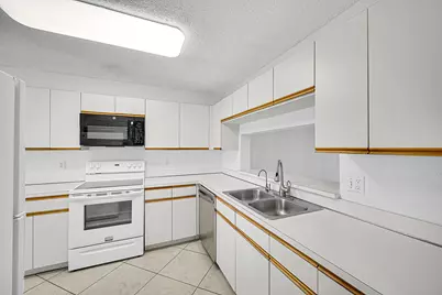 4725 Lucerne Lakes Boulevard E #411, Lake Worth, FL 33467 - Photo 4