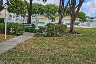 700 Village Green Ct, Palm Springs, FL 33461 - Photo 16