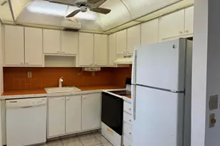 574 Burgundy L, Delray Beach, FL 33484 - Photo 4