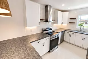 2568 Dudley Dr E, West Palm Beach, FL 33415 - Photo 2