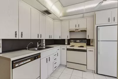 2001 Guildford A, Boca Raton, FL 33434 - Photo 32