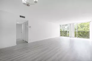 2208 S Cypress Bend Dr, Pompano Beach, FL 33069 - Photo 10