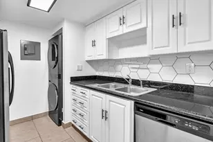 220 Lakeview Dr, Weston, FL 33326 - Photo 6