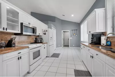 10393 Lexington Circle S, Boynton Beach, FL 33436 - Photo 6