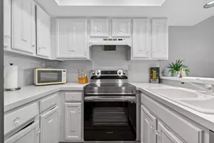 390 NE Edgewater Dr, Stuart, FL 34996 - Photo 12