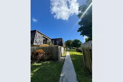 61 Lake Arbor Drive, Lake Worth Beach, FL 33461 - Photo 2