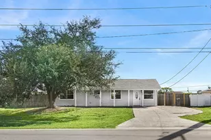 750 SW Lakehurst Dr, Port Saint Lucie, FL 34983 - Photo 1