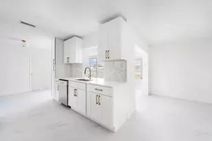 8508 NW 59th Pl, Tamarac, FL 33321 - Photo 6