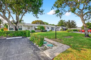 7293 W Oakridge Cir, Lake Worth Beach, FL 33462 - Photo 2