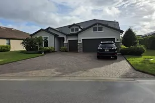 527 SE Vallarta Dr, Port Saint Lucie, FL 34984 - Photo 1