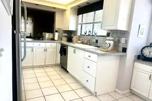 25 Pelican Pointe Dr, Delray Beach, FL 33483 - Photo 2