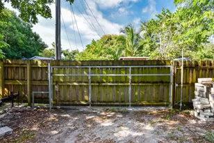 317 N D Street E, Lake Worth Beach, FL 33460 - Photo 16