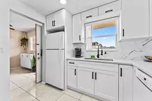 225 Bonnie Blvd, Palm Springs, FL 33461 - Photo 2