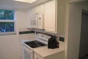 658 NE 6th Ct E, Boynton Beach, FL 33435 - Photo 2