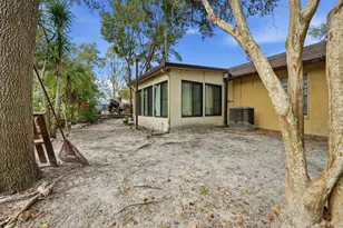 7605 N Sanibel Cir, Tampa, FL 33637 - Photo 8