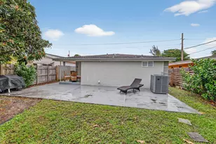698 NE 36th St, Oakland Park, FL 33334 - Photo 10