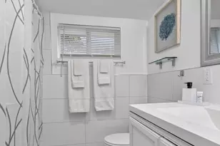 698 NE 36th St, Oakland Park, FL 33334 - Photo 12