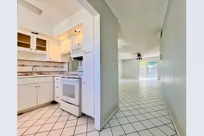 209 Oxford 200, West Palm Beach, FL 33417 - Photo 4