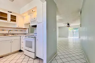 209 Oxford 200, West Palm Beach, FL 33417 - Photo 4