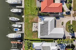 752 Lagoon Dr, North Palm Beach, FL 33408 - Photo 1