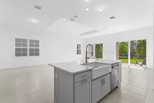 10717 Northbrook Cir, Palm Beach Gardens, FL 33412 - Photo 4