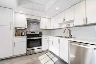 3900 Oaks Clubhouse Dr, Pompano Beach, FL 33069 - Photo 6