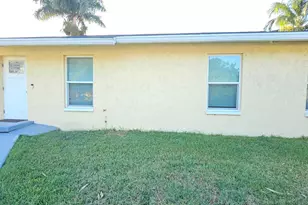 323 Seminole Ct, Pahokee, FL 33476 - Photo 2
