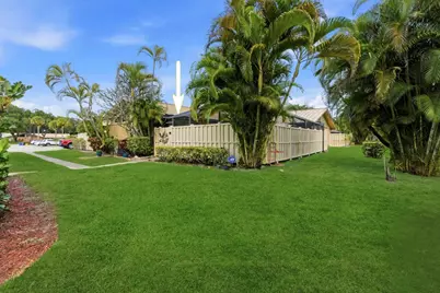 5284 Eagle Lake Drive, Palm Beach Gardens, FL 33418 - Photo 2