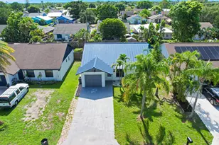5929 SE Collins Ave, Stuart, FL 34997 - Photo 4