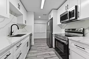 1390 Summit Run Cir, West Palm Beach, FL 33415 - Photo 2