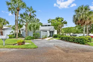 271 NW 15th St, Boca Raton, FL 33432 - Photo 1